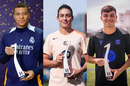 Mbappé, Alexia y Pedri, con sus respectivos trofeos del World 11 diseñado por xCruza