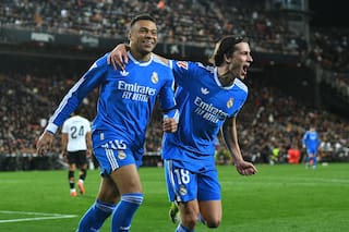 Mbappé anota otra vez y Real Madrid vence 2-0 a Valencia para no perderle la pisada al Barcelona