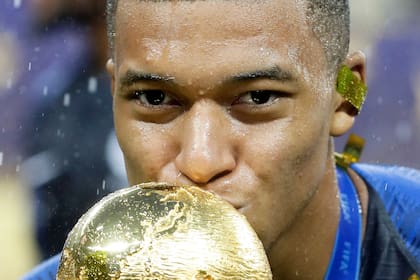 Mbappe besa la copa, tras ganar la final de Rusia 2018 ante Croacia