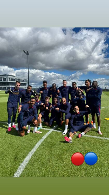 Mbappé, con el grupo de jugadores que se entrenan aparte del plantel; entre ellos está Leandro Paredes
