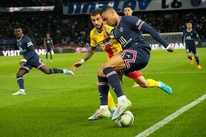 Mbappé, de taco contra línea lateral