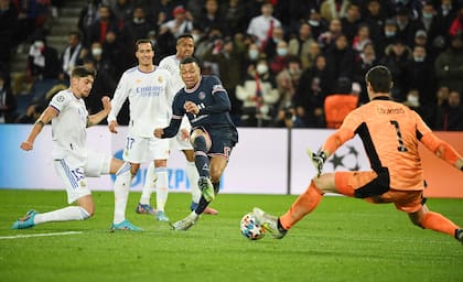 Mbappé define entre las piernas de Courtois; fue el gol del triunfo de PSG