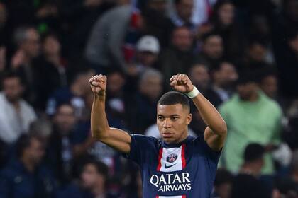 Mbappé deja la cancha después de marcar un doblete con PSG contra Maccabi Haifa