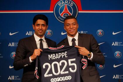 Mbappé explicó en una conferencia de prensa junto al presidente del club Nasser Al-Khelaïfi por qué eligió permanecer en Paris Saint-Germain, pero dará explicaciones personales, como a Karim Benzema.