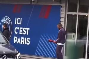 Mbappé fue grabado imitando el festejo de Dibu Martínez con el guante de oro