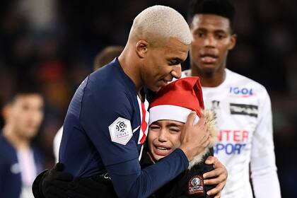 Mbappé le firma un autógrafo a un niño que se coló, durante un partido entre PSG y Amiens