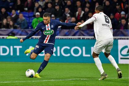 Mbappé, mano a mano con Marcelo, antes de culminar una jugada espectacular que terminará en gol