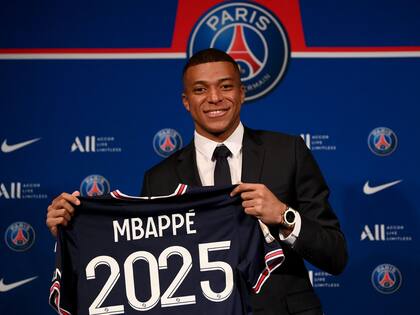Mbappé se mostró con una camiseta que tenía el número 2025 en su última renovación con PSG, pero L'Equipe afirma que el contrato dura hasta 2024 y es extensible a elección del delantero.
