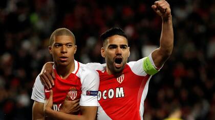 Kylian Mbappé, durante su estadía en Mónaco, festeja un gol junto al colombiano Radamel Falcao