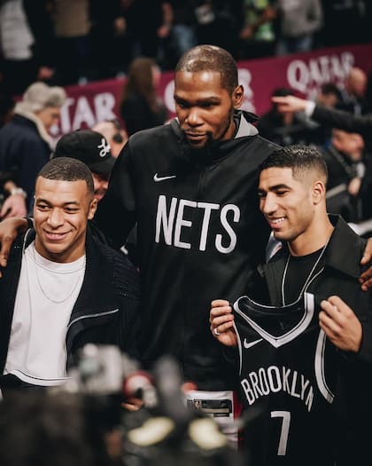 Mbappé y Hakimi posaron junto a Kevin Durant en su visita al Barclays Center