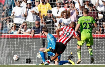 Mbeumo marca el cuarto gol de Brentford frente a una tímida salida de David de Gea, luego de vencer a Luke Shaw