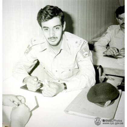 "MBZ" en su juventud con uniforme militar