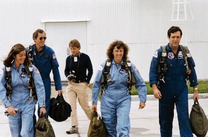Mc Auliffe y los astronautas, unos días antes de emprender su viaje hacia el espacio.