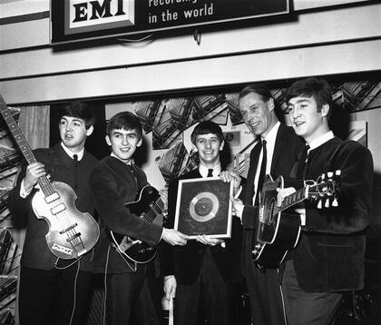 McCartney, Harrison, Starr, Martin y Lennon, con el disco de platino por las ventas de ''Please Please Me''
