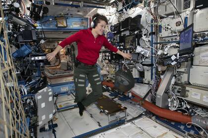 McClain se dio tiempo en el espacio para ocuparse de asuntos bastante más terrenales: la cuenta bancaria de su expareja