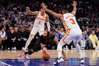 McCollum lidera remontada y Hawks sorprenden a Knicks 107-106 para igualar la serie 1-1