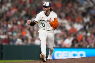 McCullers brilla en siete entradas y dos jonrones de Altuve para Astros que vencen 8-1 a Medias Rojas