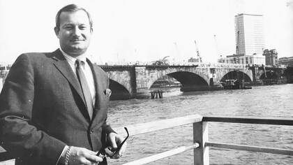 McCulloch con el puente de Londres atrás.