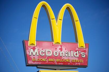 McDonald's ofrece 350.000 vacantes de empleo permanente en EE.UU. ( AP Foto/David Zalubowski, Archivo)