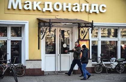 McDonald’s suspendió las actividades de los 847 restaurantes que tenía en Rusia