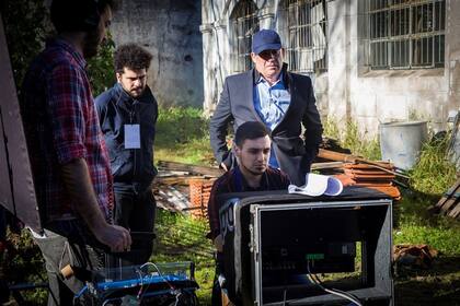 McDougall, junto al equipo de El mentor, en la grabación de uno de los cortometrajes realizados por sus alumnos