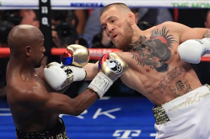 McGregor se pasó al boxeo para desafiar a Mayweather en 2017 y perdió por KO técnico en el round 10