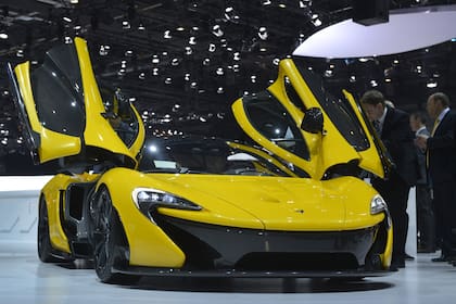 El McLaren P1 trae un sistema híbrido compuesto por un motor V8 biturbo de 3.8 litros y una unidad eléctrica, que entregan una potencia combinada de 916 CV y 900 Nm de par