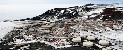 McMurdo es la principal estación científica y logística en la Antártida. Fue construida por Estados Unidos y opera como centro clave para investigaciones, exploraciones y operaciones antárticas.