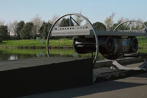 Este auto puede mantenerse boca abajo y logra desafiar la gravedad