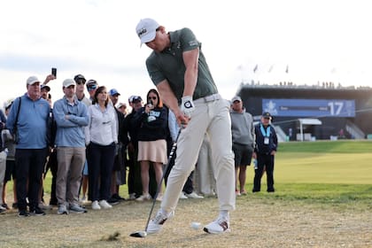 McNealy llegó a tener -6 en el tablero y ser único puntero, pero bogeys en los dos hoyos finales le hacen compartir la vanguardia al cabo de la segunda jornada en Newton Square.