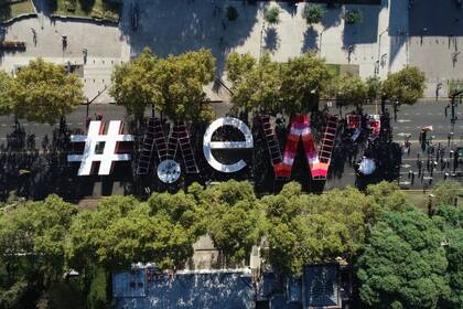 Vista de la instalación dedicada a Walsh, sobre la avenida Sarmiento