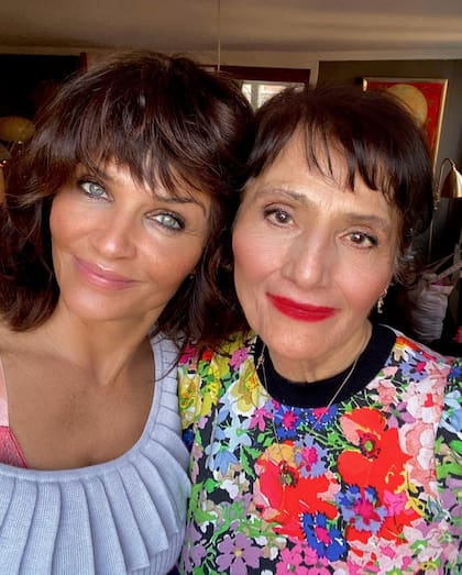 “Me atraen la mezcla de frescura nórdica y las
influencias vibrantes sudamericanas. Debo mi amor por el color y por los contrastes a mi herencia peruana”, dice Helena. Acá, la exsupermodelo, con su madre, Elsa.