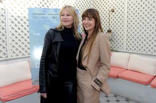 Dakota Johnson y el hábito de su madre, Melanie Griffith, que la saca de quicio