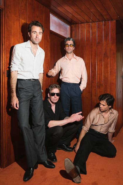 "Me corté el pelo y me afeité", bromea Justin Young, de The Vaccines, cuando LA NACION le pregunta qué cambió en la banda en los 11 años que pasaron desde su anterior show en Buenos Aires