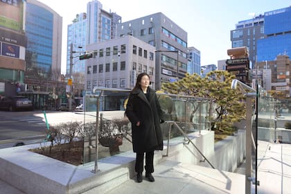 “Me di cuenta de que ella me veía infeliz”, dijo Lee, de 46 años. “Sentí como si me hubieran golpeado en la cabeza”. Lee Kyong Min, 46, sobre su hija mayor