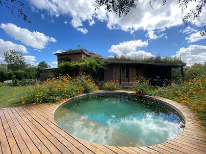 "Me dí cuenta que buscaba un refugio que me permitiera vivir una sensación de encantamiento cotidiano”, contó Virginia Escribano de su hogar en Escobar.