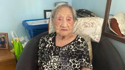 "Me dicen que descanse, pero no me gusta descansar porque cuando la mente está ocupada, entonces uno está bien", dice Margarita Flores, de 107 años