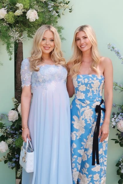 “Me divertí muchísimo
planeando y organizando
el baby shower para mi
hermana Tiffany. La llenamos
de amor y pasamos el mejor
momento celebrando a ella y
a su bebé”, dijo Ivanka, quien
para ese día lució un strapless
de estampa floral de Agua by
Agua Bendita, adornado con
una cinta negra. Por su parte,
la agasajada llevó un vestido
largo bordado con flores, al
que le sumó una cartera Lady
Dior y sandalias de taco alto
plateadas.