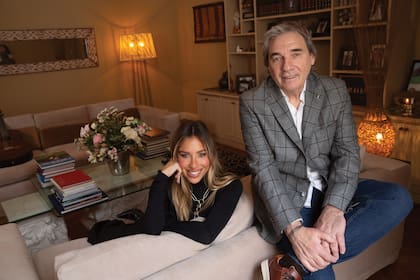 "Me emociona ver el amor que la gente le tiene a mi familia; y me emociona ver la sonrisa que se le instala cuando empiezan a recordar al abuelo Juan Carlos. No hay mejor regalo que ser recordado así, con una sonrisa", admite Martina. Y dice: "Hoy, cuando la gente se entera de que yo soy la hija de Facundo y la nieta de Juan Carlos, se conmueve… y yo me lleno de orgullo".