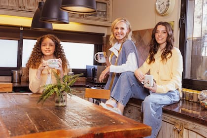 "Me encanta el universo femenino. Me llevo muy bien con las mujeres, tengo muchas amigas con las que hablo mucho. Soy amiguera y me gusta que eso se vea reflejado en casa", nos cuenta Denise.