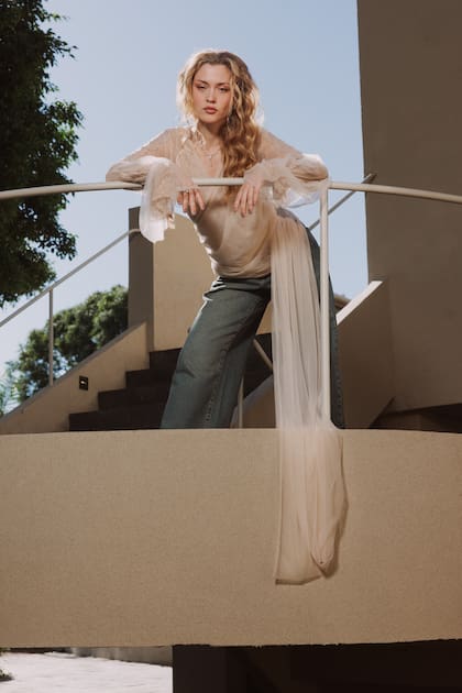 "Me encanta la moda. Mi mamá fue vestuarista y mi abuela Sarita era coqueta y espléndida. Mi papá también tiene mucho ojo", dice ella. Protagonista de campañas, está considerada como una de las influencers de moda de la Argentina. En 2024, fue nominada para los Martín Fierro de la Moda