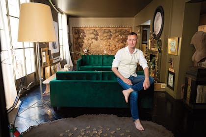 "Me encanta mezclar cosas, porque el eclecticismo es lo que nos individualiza. Yo mezclo siempre: una piedra traída de un lago del sur, perlas, pasamanerías de metal de Roma, lo que sea… y hago como un collage".