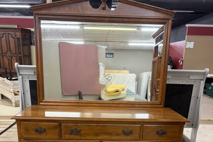 “Me encantan las historias detrás de las cosas”, dijo Morgan al descubrir el contenido oculto en la cómoda