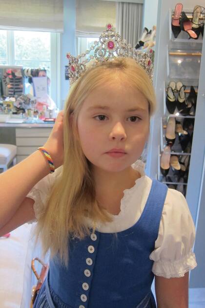 "Me encantan las tiaras. Muéstrame una y te diré dónde viene. Puedo reconocer todas las tiaras en Europa”, le contó la princesa Amalia a la escritora Claudia de Breij, que realizó un perfil sobre ella. Acá, en una imagen inédita de la heredera al trono cuando tenía ocho años, probándose en privado la valiosa joya de 385 diamantes y rubíes que antes llevaba su mamá.