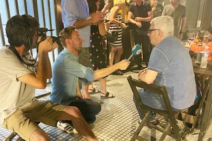 ¡Me encantaría ver la empanada moderna o del futuro! ¿Cómo sería?”, ríe. “Pero al mismo tiempo, para ser justos, también me siento a comer una buena pizza porteña de El Cuartito”.