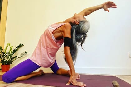 "Me especializo en yoga para mujeres, para embarazadas, para mamás cuando ya están en postparto", cuenta Lara Zimmerman