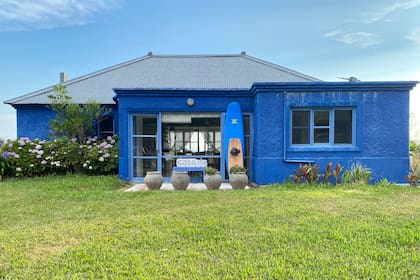 “Me gusta cómo contrasta el azul con las plantas”, dice Cristina sobre la fachada rebosante de hortensias.