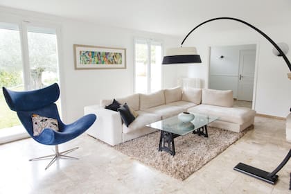 “Me gusta que la ambientación sea un equilibrio entre lo simple y, al mismo tiempo, elegante. Los muebles del living son de Bo Concept, una casa de diseño danés moderno” , cuenta Natacha.