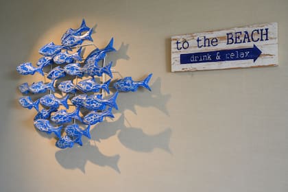 “Me gusta que los lugares en los que vivo tengan una lógica y no mezclo estilos: si es playa, playa. Todo el proceso fue ensayo-error: no soy decorador; lo hago de manera intuitiva”, admite.