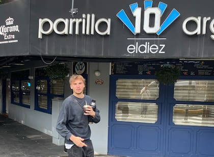 “Me gustaría vivir acá dentro de 10 años. Tendré 37 años, me gustaría tener una familia acá, hijos, una casa con un jardín", sueña Ladis en voz alta.